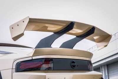 日産 フェアレディZ:ウイングのデザインは崩さずにローマウントのモデルもラインアップに揃えている
