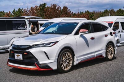 トヨタ ハリアー：モデリスタエアロにローハンのグラインダータトゥーを施工し、オレンジリップとレッドコーナーで個性を表現