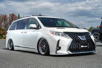トヨタ シエナ:レクサスLM風のスピンドルフェイスとエアサスのローダウンで仕立てた2020年式USトヨタ シエナ後期最終モデル
