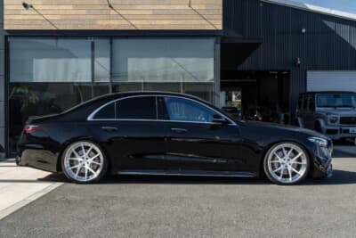 メルセデス・ベンツ S500:AMG S63仕様にコーディネートされたショートボディ。ハイパーフォージドホイールと低すぎない足回りセッティングで洗練されたシルエットを表現している