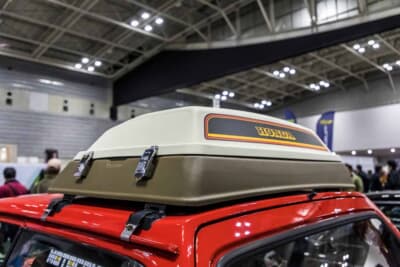 ホンダ シティ：固定ベルトやストライプの意匠も当時のまま残るホンダ純正ルーフボックス