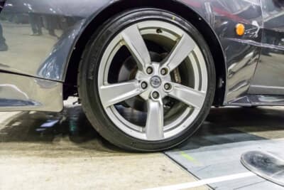 三菱 スタリオン:Z34用の18インチ純正アルミホイールと日産キャリパーを組み合わせた現代的な仕様だ