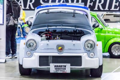 フィアット アバルト1000TCR:フロントフードを開けて展示された正面、アバルトエンブレムと張り出したフロントエアダムが目を引く