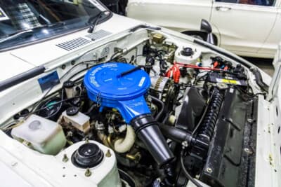マツダ RX-7：12A型ロータリーエンジンと青いエアクリーナー、赤いバッテリーケーブルが見える良好なエンジンルーム