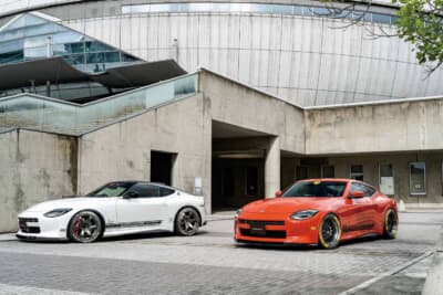 日産 フェアレディZ:白とオレンジの2台が並び、往年のS30Zを彷彿とさせるボディキット