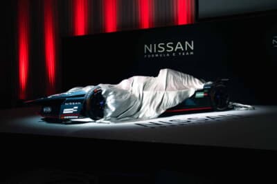 Nissan e-4ORCE 05:カバーに包まれてアンベールの瞬間を待つ東京大会限定デザインのマシン