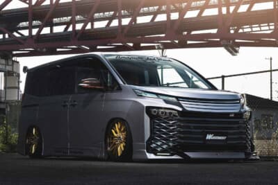 トヨタ ヴォクシー:GRエアロとアフェクション製グリルを装着、ジーストSTXをインペリアルゴールドで19インチベタ落ち