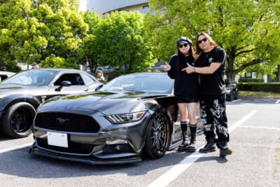 フォード マスタング:東京オートサロン出展車を購入した“akiyuki”さん夫妻と2015年式マスタング、ガンメタのボディが際立つ
