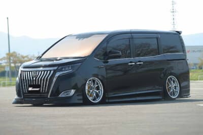 トヨタ エスクァイア：TRDエアロと326モテチックダンパーでリム被りまで落とした車高が際立つ1台