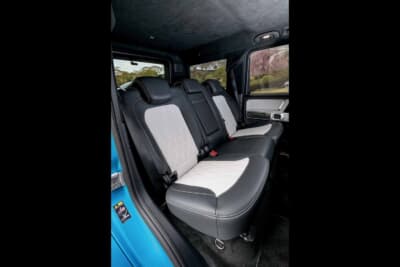 メルセデス・ベンツ G63：ナッパレザーを使ったラゲッジ後方のシートは5名乗車に対応する上質な仕立て