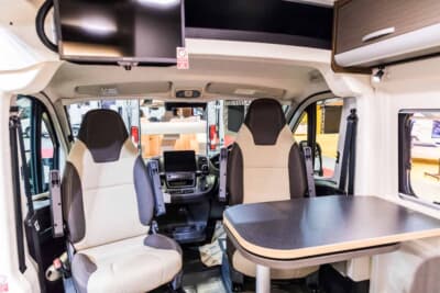 フィアット デュカト NUTS フォルトナ アーバンエディション:回転させた運転席と助手席を後ろ向きにし、対座ダイネットを構成したフロントまわりの内装