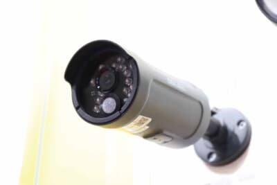 赤外線LEDと人感センサーを備えた屋外設置型の監視カメラ。ガレージの盗難・車上ねらい対策に有効だ