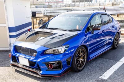 スバル WRX STI:カーボンボンネットとブロンズのBBSホイールが際立つ。ダムド製バンパーで武装したフロントまわりに凄みがある