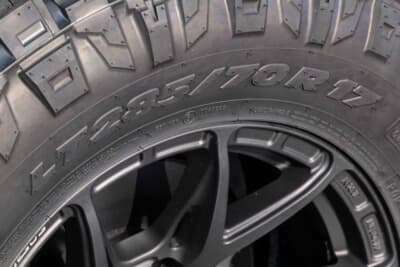 NITTO リッジグラップラー:サイドウォールに刻まれたLT285/70R17の刻印。純正より外径が約55.6mm大きい極太サイズだ