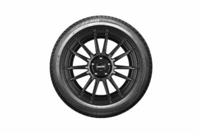 ピレリ アイス・ゼロ・アシンメトリコ 2:275/40R19サイズのサイドウォール。スタッドレスながら扁平率40%の大口径サイズも展開する