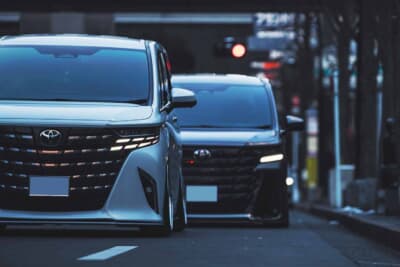 トヨタ アルファード&ヴェルファイア:夜明けの街に沈み込むローダウン姿。純正グリルとADESSOリップの一体感が際立つ