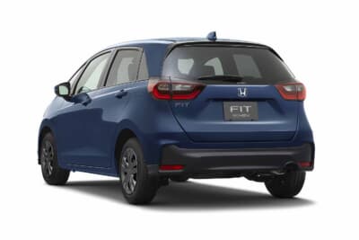 ホンダ フィット:RSデザインのバンパーを備えるe:HEV Zのリアビュー。ボディカラーはシーベッドブルー・パール