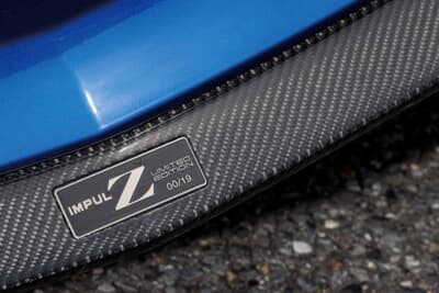 日産 フェアレディZ:カーボンファイバーボディのリミテッドエディション00/19という限定車であることを示すプレート