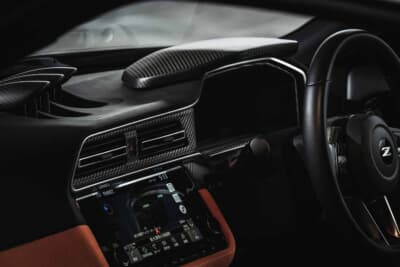 日産 フェアレディZ:カーボンパネルに包まれた精悍なインテリア。スタイリッシュなムードを底上げするなら揃えておきたいアイテム