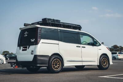 トヨタ ノア:ルーフラックとDarche製オーニングを装備し、アウトドア仕様にカスタマイズされている