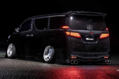 トヨタ ヴェルファイア30系:点灯したLEDテールランプが鮮やかな赤く輝き、ドレスアップされた後部の存在感を表現している