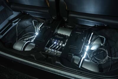トヨタ ヴェルファイア:ラゲッジルームの床下に左右対称にインストールされたTディメンドのエアサスV8システム