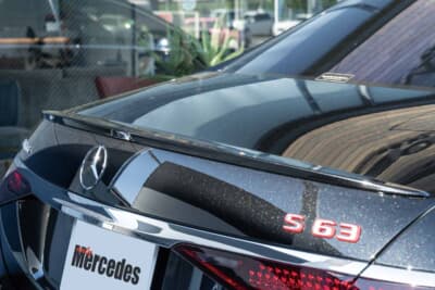 メルセデス・ベンツ S500:リアウイングも装着されAMGのオーラに変換されたS500。ベース車両の面影は全く感じないのだ