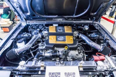 三菱 スタリオン:フェアレディZ34から移植されたVQ37VHR型V6エンジン。ボンネット内に隙間なく補器類等が収まる