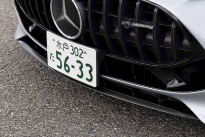メルセデスAMG GT63 S E パフォーマンス：AMGエンブレム輝くブラックグリルとカーボン製フロントリップが力強さを演出する