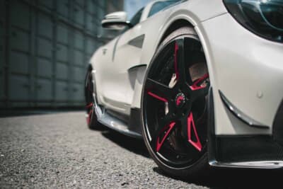 メルセデスAMG GT：鍛造の最高峰フォージアートCOPIATOがピンクスポークで足元を彩る