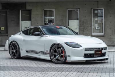 日産 フェアレディZ:グリルガーニッシュとフロントリップスポイラーを装着し、S30Zをオマージュしたフェイスに仕上げたRZ34