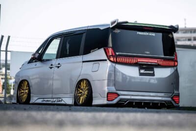 トヨタ ヴォクシー:ロェンのリアウイングとヴァレンティの縦型テールが車格を引き上げ、車高を極限まで下げている