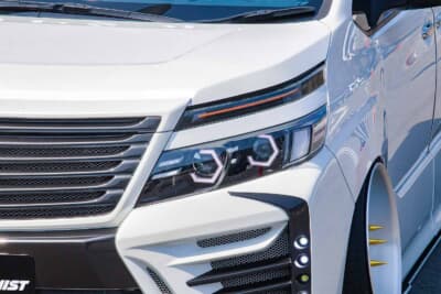 トヨタ ヴォクシー：ヘッドライトにハニカム式LEDリングをセットし、シルクブレイズ鎧のシャープなエアロを引き立てている