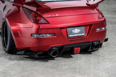 日産 フェアレディZ:リアはワイドフェンダー対応バンパーとディフューザーで構成、バックフォグはZ34用を流用