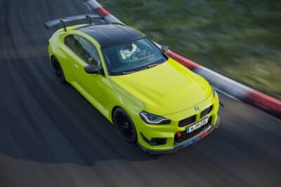 BMW M2：新開発のMパフォーマンス・トラック・キットを装着。大型リアウイングとライトグリーンのボディでサーキットを駆け上がる
