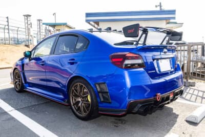 スバル WRX STI:STiパフォーマンス製GTウイングを備えたリアビュー。ブロンズホイールと赤いアクセントがブルーボディを引き締める