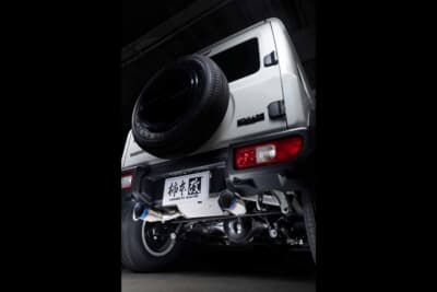 ジムニーノマド:左右両側出しマフラーは、リアビューにおいて強烈なアイキャッチ効果を発揮する存在だ
