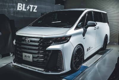 トヨタ ヴェルファイア：ブリッツのデモカーとして仕立てられた白の40ヴェルファイア。ブラックホイールとエアロで足元まで引き締めている