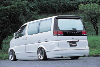 E50 エルグランド:モールはセルシオ純正を採用 。エルグランドという素材に見合った高級感あるアイテムを投入することで、説得力のある姿を目指した