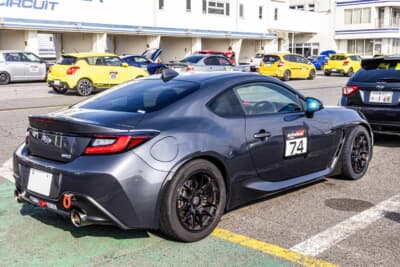 スバル BRZ:ダックテール形状のトランクスポイラーが際立つ2代目のスタイル。左右2本出しマフラーと控えめな車高が走りへの本気度を示す