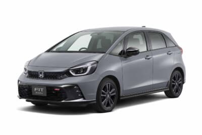 ホンダ フィット:スポーティタイプのe:HEV RS フロントスタイリング。ボディカラーはスレートグレー・パール