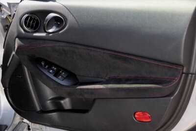 日産 フェアレディＺ：バックスキンとレッドステッチのドアトリム。赤をアクセントとした内装だ