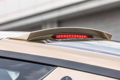 日産 フェアレディZ:さりげないルーフエンドウイングは車体下部に集中したボリュームを整える