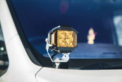 トヨタ ノア:黄色くまばゆく光るLED作業灯は、夜間の視認性と作業環境を大幅に向上させている