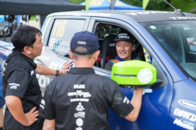 三菱 トライトン:スタッフと打ち合わせをする川畑真人ドライバー。今回のラリー北海道では是非チャンピオンを獲得して欲しい