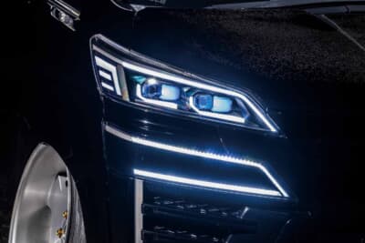 トヨタ ヴェルファイア30系:複数のユニットで構成されたLEDヘッドライトの精密な発光パターンをクローズアップで撮影している