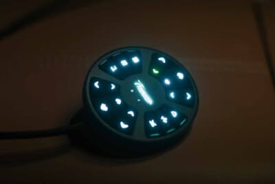 トヨタ ヴェルファイア:青色に発光する多数のスイッチボタンを備えたコマンダーは、各種機能を統合管理できる設計
