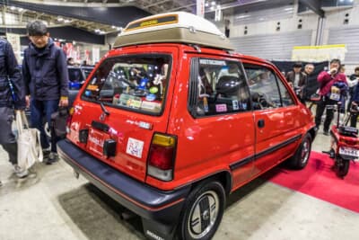 ホンダ シティ：当時物のステッカーを所狭しと貼り、ルーフボックスまで架装した後ろ姿