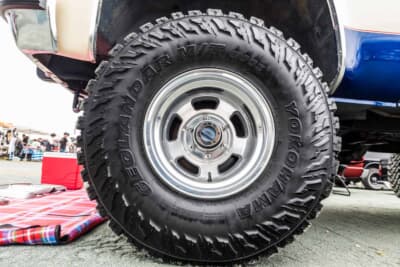 シボレー K5ブレーザー：35×12.5R15サイズのヨコハマ・ジオランダーM/Tを装着。15インチのミッキートンプソン製ホイールがオフロード性能と足元の存在感を高める