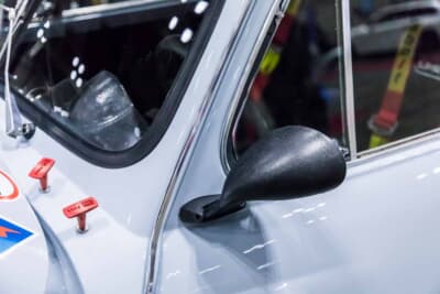 フィアット アバルト1000TCR:ヴィタローニ カリフォルニアミラーと、カウルに備わる赤いPULLハンドル